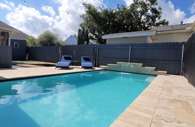 10 minutes from downtown w/pool and firepit