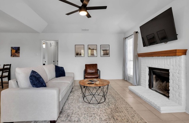 10 minutes from the Stockyards! Remodeled home close to all Fort Worth offers!