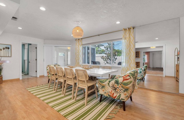 10 minutes to beach & downtown, hot tub, quiet neighborhood!