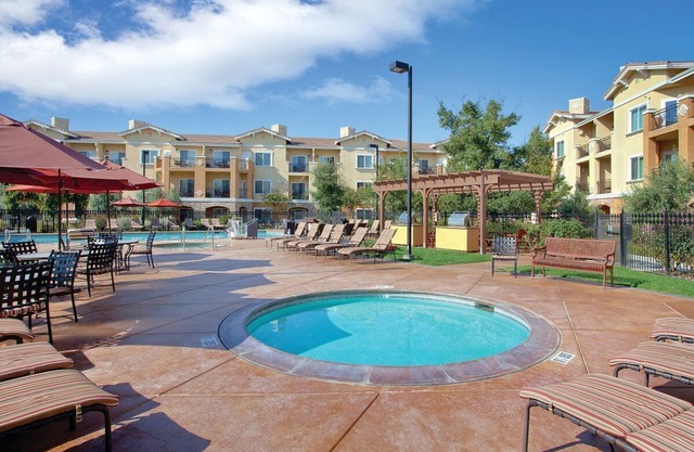 10 minutes to BottleRock / 1 bedroom with a full kitchen and jet tub