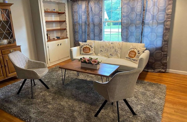 10 minutes to Downtown Cleveland - Entire 3B/1Bath Pets Allowed