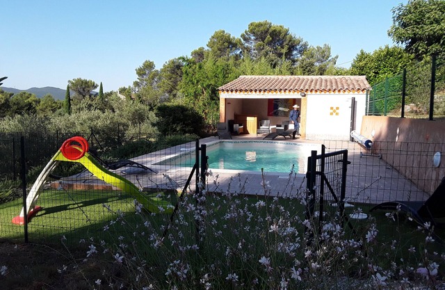 chalet de 100m2 con 8m piscina asegurada. 30x4m30 en una parcela de 2000m2.