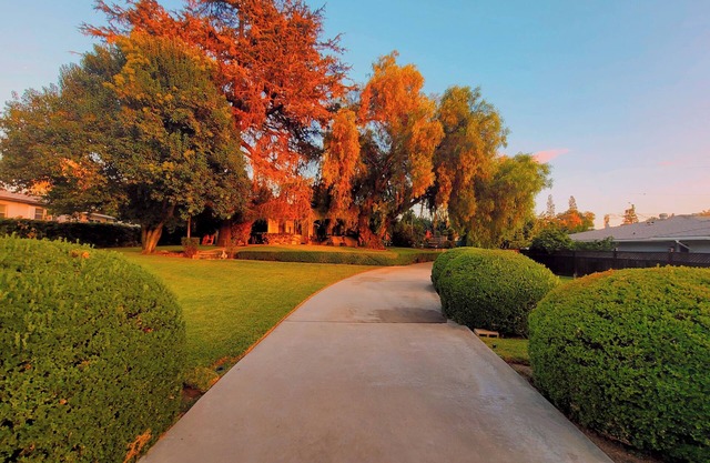 #104 So-Cal Haven Spacious 4-bedroom with Pool & BBQ: mins to Universal/Beaches