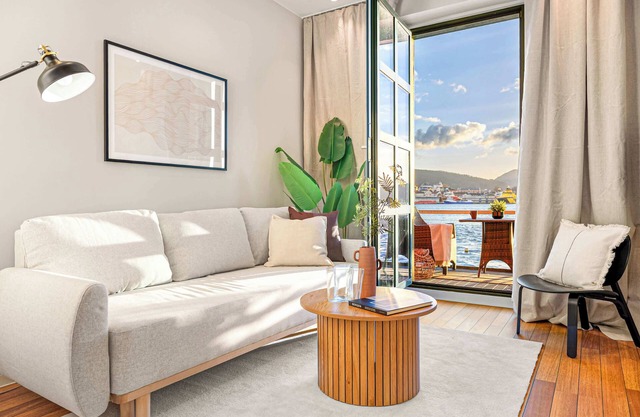 Heimby Homes - Seaside Balcony Stay