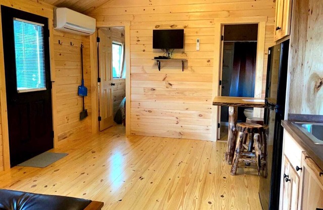 106) Hummingbird Log Cabin. Close to Hocking Hills State Park and more!