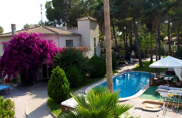 11 habitaciones, 30 personas, A/C completo, jacuzzi, barbacoa, internet 1000Mbps
