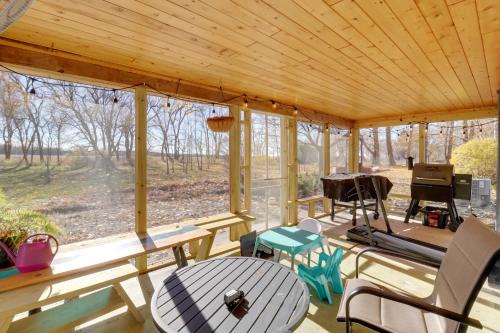 11 Mi to Maple Lake Family-Friendly Fertile Home