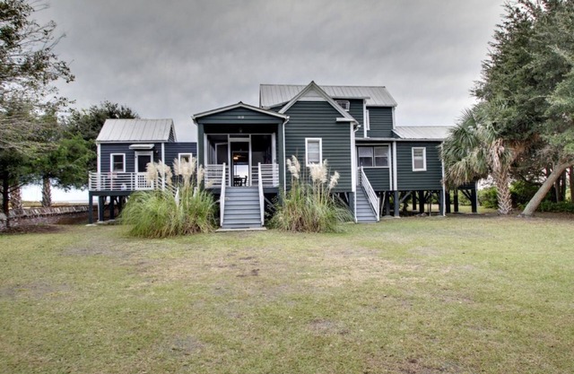 Histórico frente al mar 4BR - 1111 Middle Street! Construido en 1810! Destacado en la película de Hollywood! $ 250 de crédito de alquiler de playa! ¡Siéntate y disfruta del puerto de Charleston!