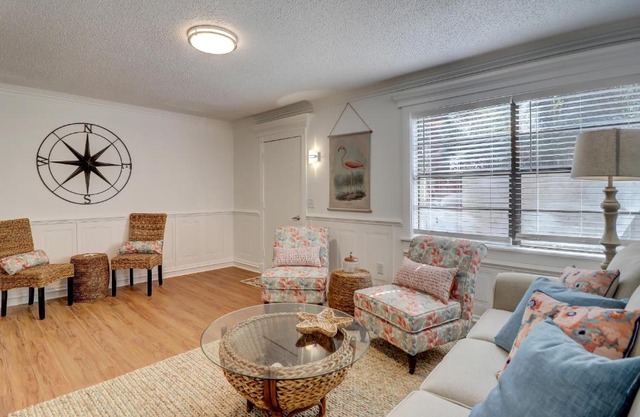 #114 Colorful Charming Condo 2BDR/2 Parking