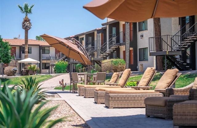 Un dormitorio amueblado con GOLF GRATUITO, ACCESO GRATUITO PARA GIMNASIO, PISCINA GRATUITA, CABLE GRATUITO Y MÁS