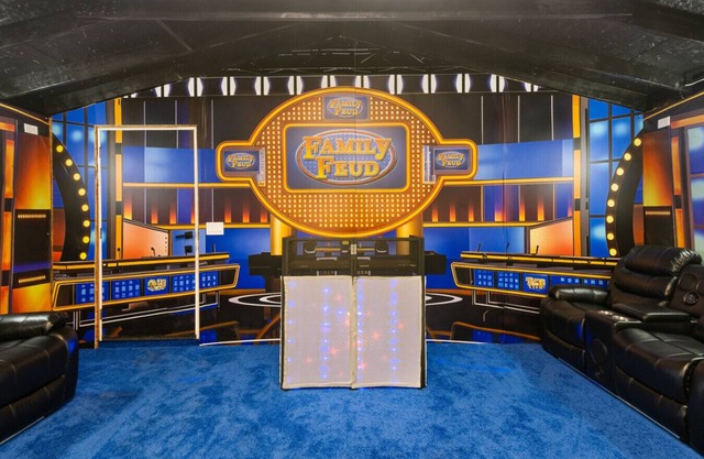 12 bdrms/20 beds/pool/Hot Tub/3 RV's/ATVs/30 acres