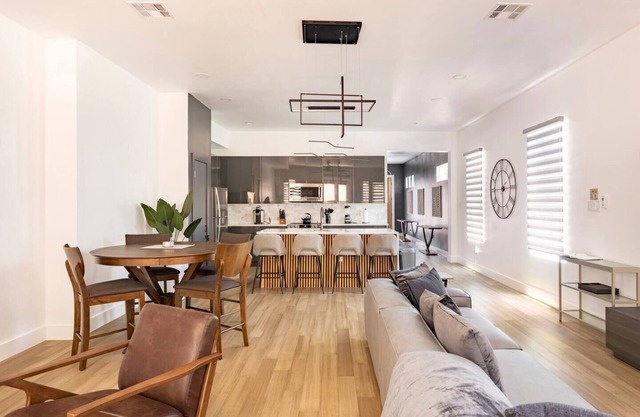 12 Guest 4 Bedroom Riverwalk Townhome Groups and Family Friendly Parking Modern