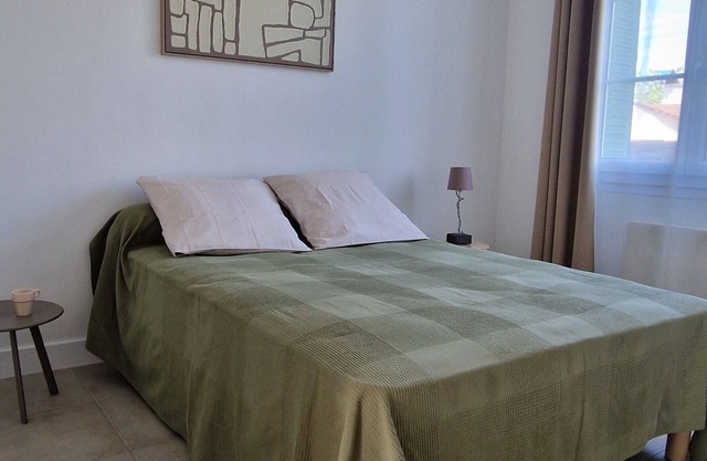 12 minutes from SNCF train station Bright apartment