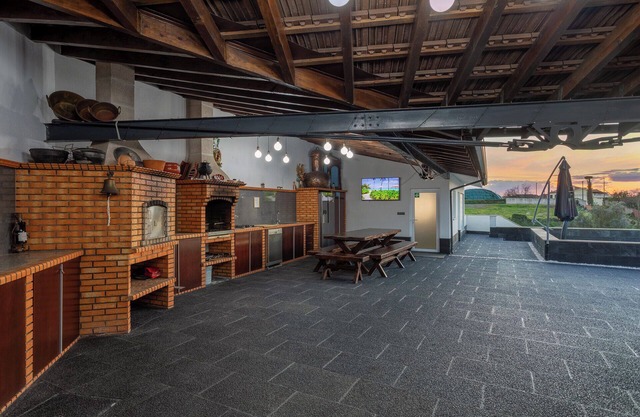 12 minutes from the center of Aveiro. Villa with swimming pool and soccer pitch.