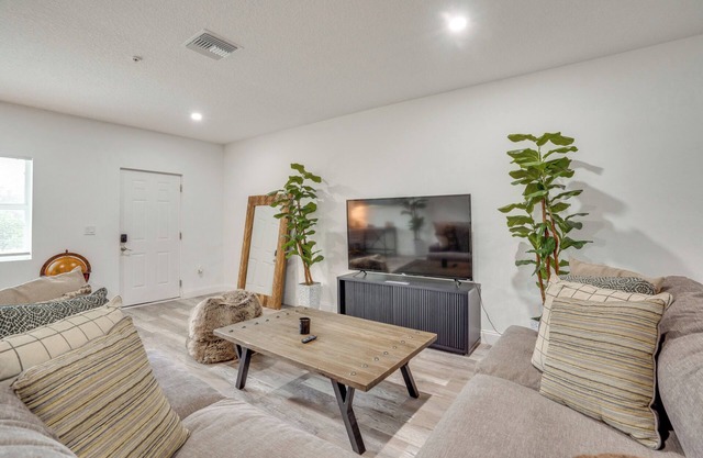 13 Mi to Beaches: Pet-Friendly Condo in Palmetto!