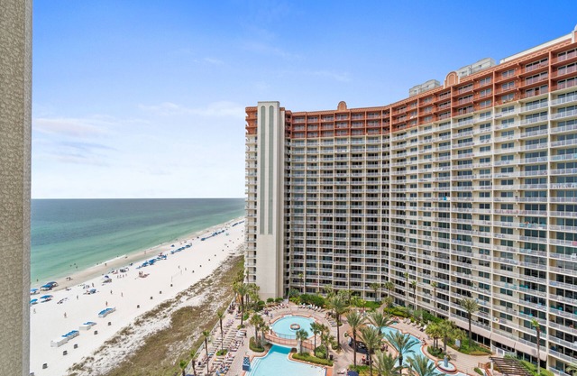 1328 Pool & Beach views, w/2 parking passes, lagoon-style pool sleeps up to 10