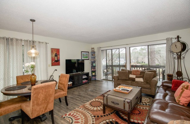 136 Lakeview - 2 bed/2 bath condo with access to the community pool!