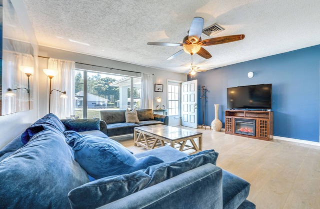 14 Mi to Legoland: Haines City Retreat w/ Yard!