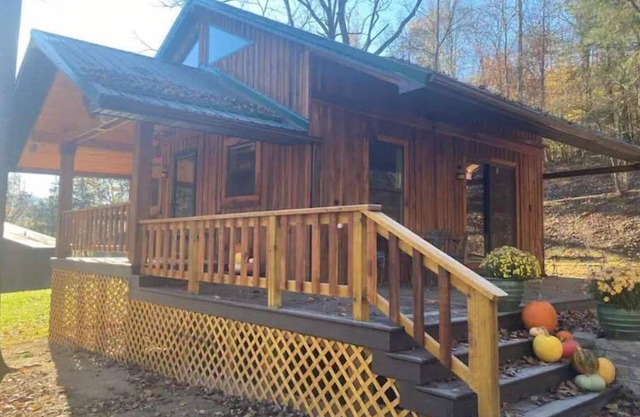 140 acres Hidden Gem Tiny Home w/biking trails, luxury shower, and loft!