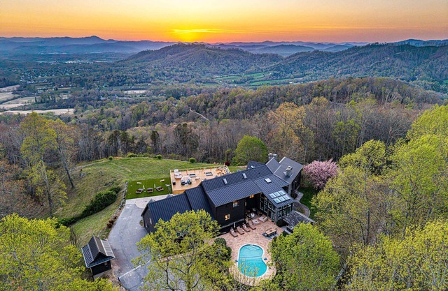 14k sq ft Mountaintop Estate - Private Golf Course