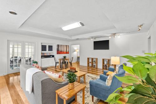 15 Min to LSU & Downtown Oak Hills Place Hideaway