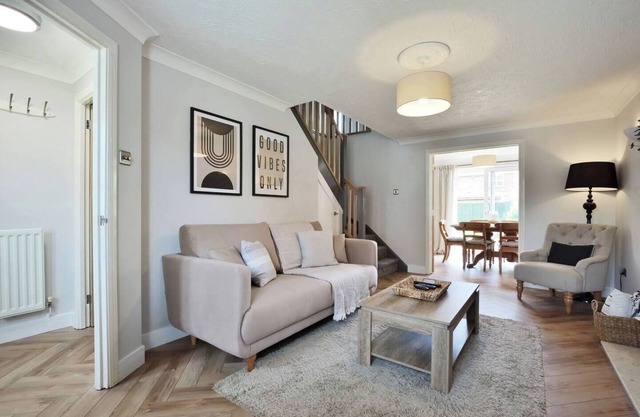 15 Mins Walk to City Parking for 3 cars Walk to the Pub 6 mins Garden Spacious Home King Bedroom Smart TV