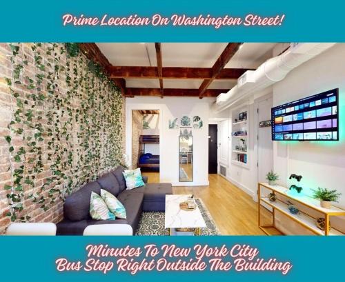 15 Minutes to NYC - Chic Penthouse with bus stop at doorstep