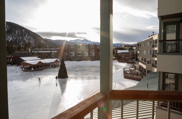 1538 Lakeshore 1 Bedroom Condo by RedAwning