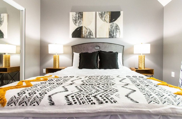 15min->Beach*Walk to Cafes*Full Kitchen- W/D