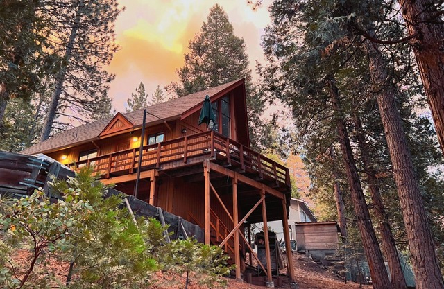 <15min to Dodge Ridge. Cozy cabin with game room, fire pit and wifi!