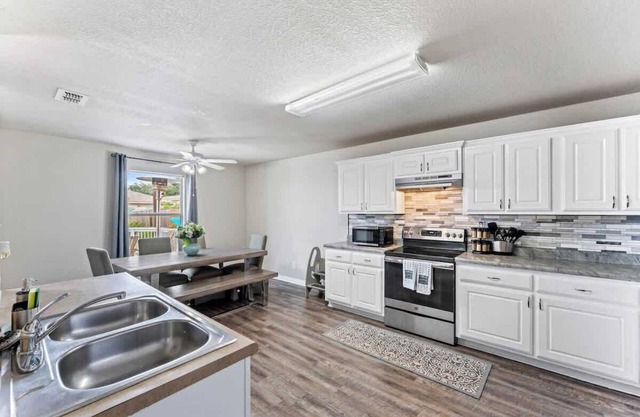 15Min to Lackland AFB (House)