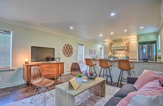 16 Mi to Disney: Cottage w/ Deck in Winter Garden