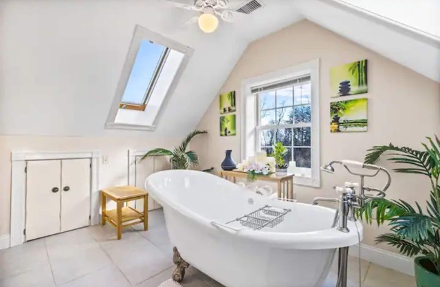 1620 Seaview: Less than a mile to downtown Plymouth; sleeps max of 10