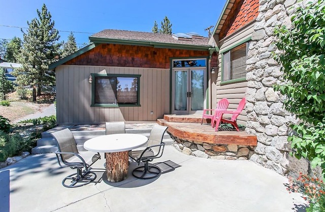 1864 - Pleasant Pause 3 Bedroom Home by RedAwning