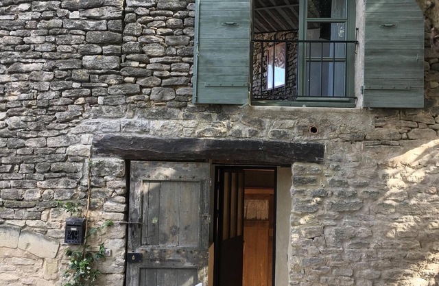 Casa de pueblo del siglo XVIII en la cima de la aldea con