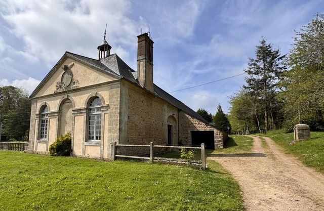 Pavillon XVIIIe rénové, 2 suites, parc historique, tout confort, proches commodités, draps inclus