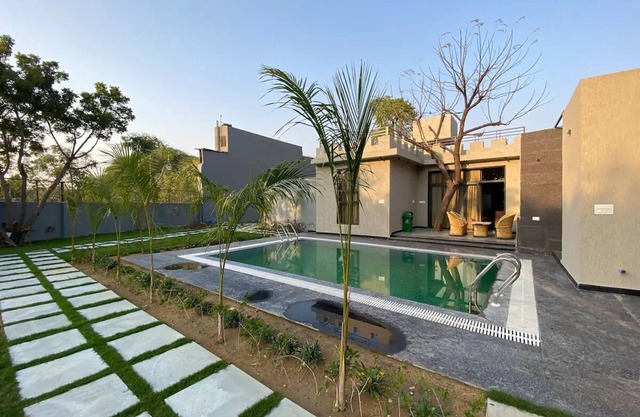 1983 garden with pool villa