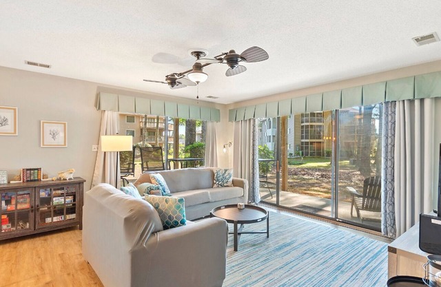 1A - Pet-Friendly Ground Level 2 bedroom/2 bath condo on Oyster Bay Golf Links