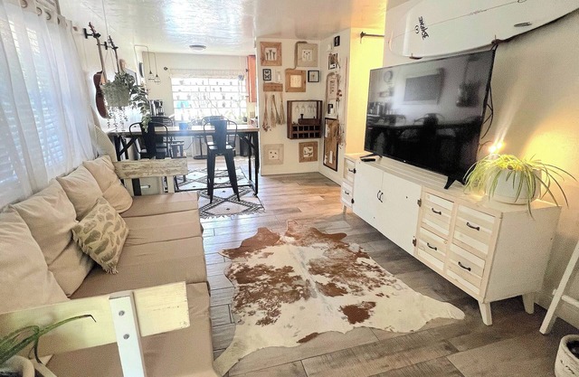 1b1b Central Hillcrest, San Diego condo. Walkable neighborhood and central to SD