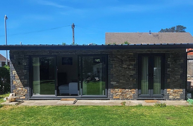 1Bed Cottage, Sleeps 2 - Mountain Views, Parking