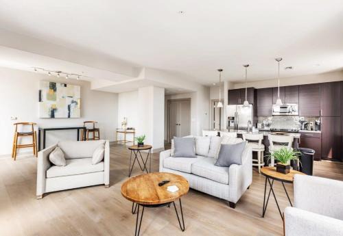 1BR Stylish Apartment With Rooftop Deck & Pool