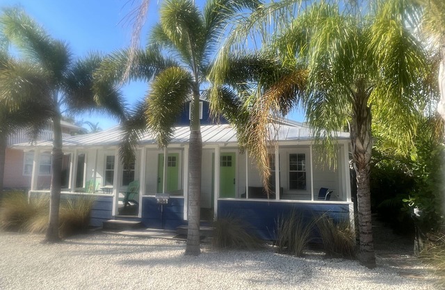 1BR West Unit of Beach to Bay Cottage...just 100 feet from Gulf Beach!
