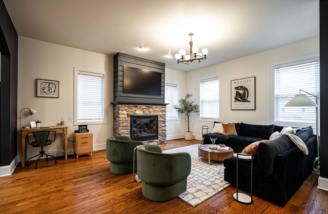 1Mi to DT /Brewers Hill /Deck /Gym /65” TV! /AC and Heat/W&D