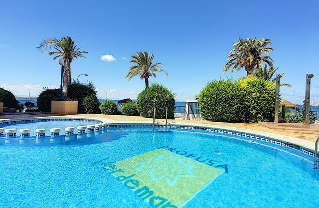 Apartamento en el primer piso, complejo en primera línea, vista al mar