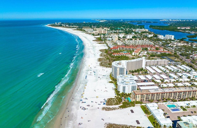 Diseño de golf privado, tenis de tierra batida, condominio de un nivel, piscinas climatizadas / spa, casa club, comedor, gimnasio