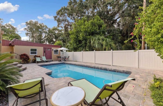 2/1 Pool & Pet Friendly Spanish Cottage