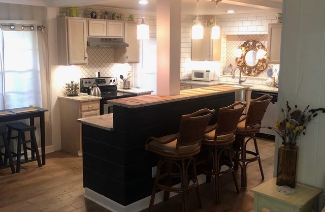 2/2 Beach House - Sleep 6 - 2 Blocks to Beach. Dog Friendly. Public Boat Ramp