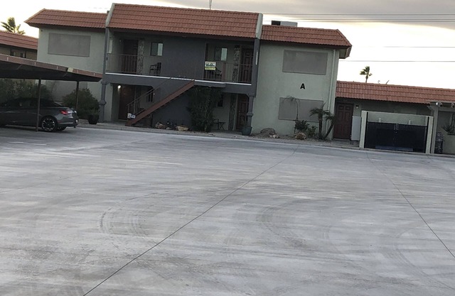 2+2+sleeper sofa ground floor close to the lake ,boat launch ,London bridge