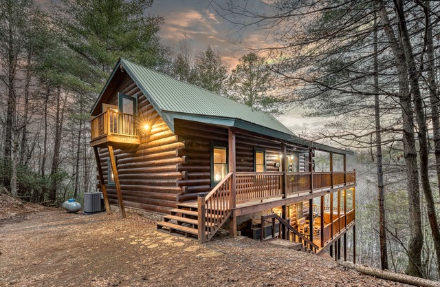 2 acre secluded Retreat Private creek Spa Gameroom