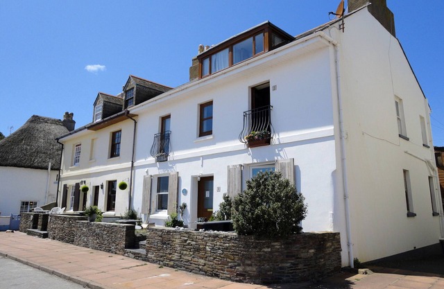 2 BAYVIEW, pet friendly, character holiday cottage in Torcross